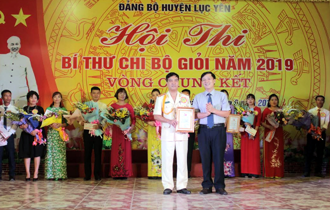 Đồng chí Hoàng Hữu Độ- Bí thư Huyện ủy Lục Yên trao giải nhất cho thí sinh Vũ Phú Cường- Đảng bộ Công an huyện.