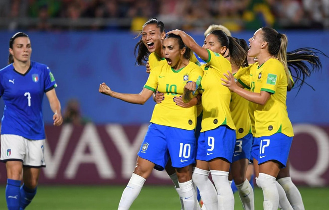 Marta (số 10) giúp Brazil đánh bại Italy.