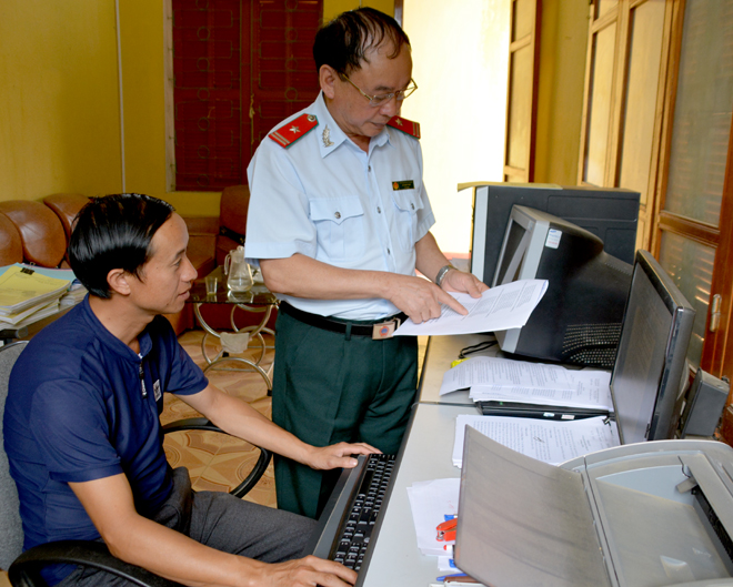 Lãnh đạo Cơ quan Kiểm tra - Thanh tra huyện Trạm Tấu trao đổi nghiệp vụ chuyên môn với cán bộ.