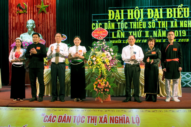 Các đồng chí lãnh đạo tỉnh tặng hoa chúc mừng đại hội