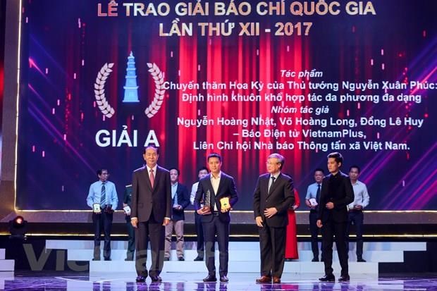 Nhà báo Nguyễn Hoàng Nhật đại diện nhóm tác giả thuộc báo điện tử VietnamPlus nhận giải A Giải Báo chí quốc gia lần thứ 12 năm 2017.