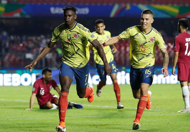Duvan Zapata (số 7) mang chiến thắng về cho Colombia.