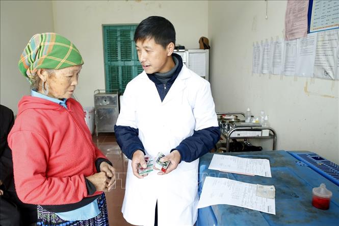 Người dân xã Tà Xùa (huyện Bắc Yên, tỉnh Sơn La) tiếp cận với y tế cơ sở để khám chữa bệnh.
