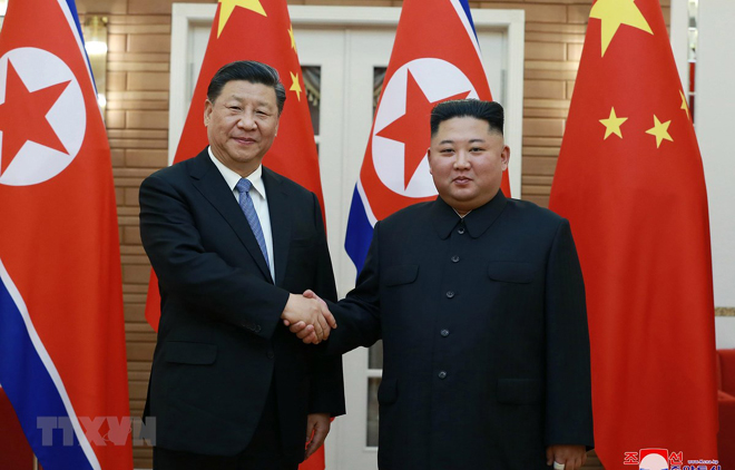 Chủ tịch Trung Quốc Tập Cận Bình (trái) và nhà lãnh đạo Triều Tiên Kim Jong-un trong cuộc gặp thượng đỉnh ở Bình Nhưỡng ngày 20/6/2019.