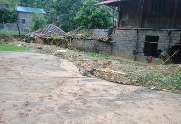 Lũ ống, lũ quét tại xã Bản Hồ, huyện Sa Pa, làm thiệt hại về nhà cửa, tài sản và ách tắc tuyến đường từ trung tâm huyện Sa Pa đến trung tâm xã Bản Hồ.