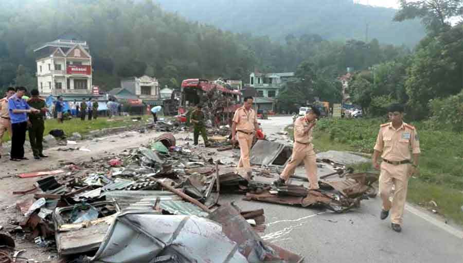 Hiện trường vụ tai nạn giao thông kinh hoàng khiến 41 người thương vong trên Quốc lộ 6 qua tỉnh Hòa Bình hôm 17-6