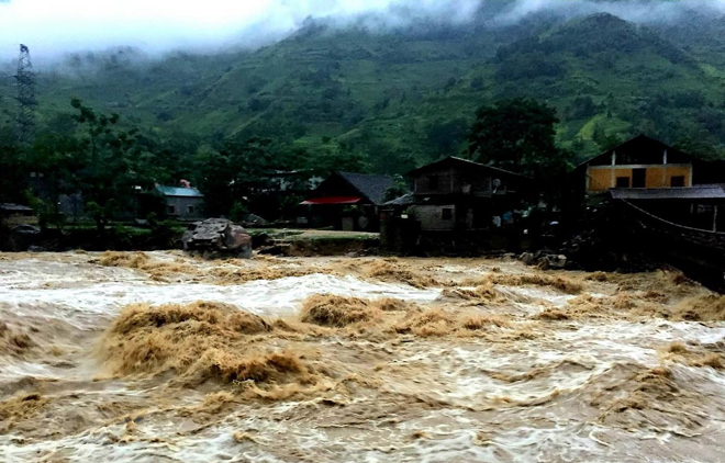 Trong ảnh: Nước trên thượng nguồn đổ xuống bất ngờ, khiến nhiều nhà cửa của người dân bị ảnh hưởng.