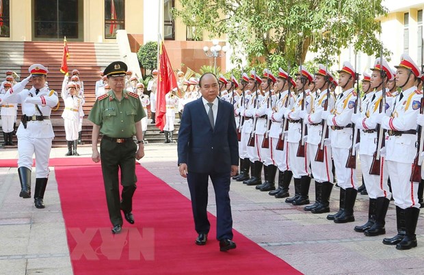 Thủ tướng Nguyễn Xuân Phúc duyệt đội danh dự Công an nhân dân Việt Nam.