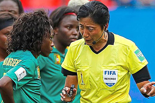 Nữ trọng tài Tần Lượng (phải) nhắc nhở cầu thủ nữ Cameroon.