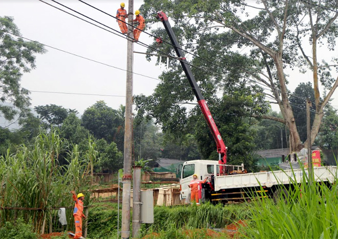 Đội công nhân Điện lực Yên Bình lắp đặt, đấu nối trạm biến áp để đưa vào vận hành tại thôn Tân Phong, xã Tân Nguyên.