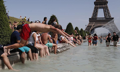 Một thanh niên nhảy xuống Đài phun nước Trocadero ở Paris hôm 28/6.