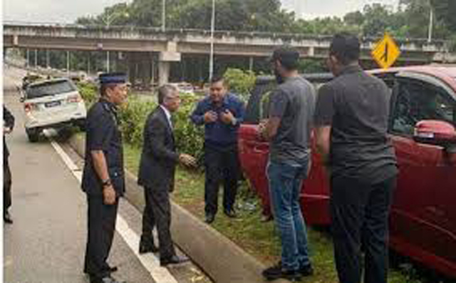 Vua Malaysia (thứ hai từ bên trái sang) hỏi thăm người bị nạn