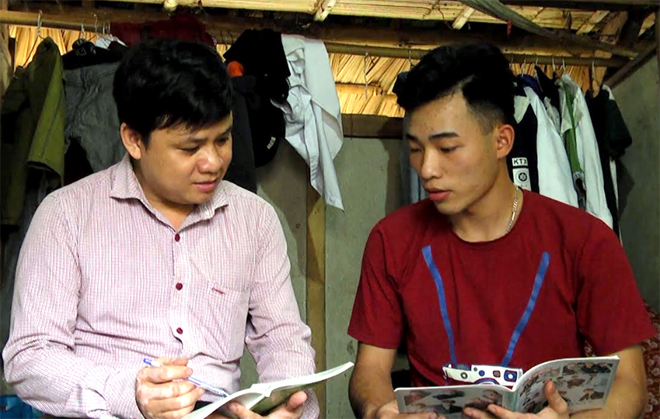Thầy giáo Nguyễn Văn Huy - Phó Hiệu trưởng Trường THPT Mai Sơn hỗ trợ học sinh ôn tập tại phòng trọ.