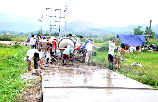 Nông dân huyện Văn Chấn tham gia làm đường giao thông nông thôn.