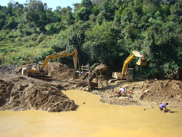 Một mỏ khai thác khoáng sản ở Yên Bái.