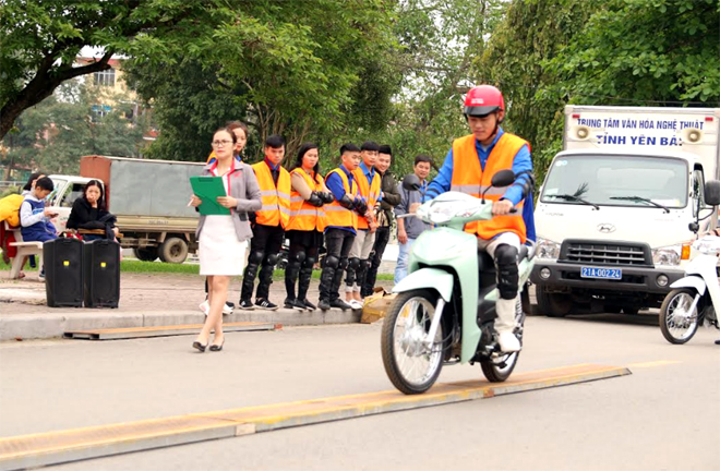 Học sinh, sinh viên tham gia thi “Lái xe mô tô an toàn” do Ban ATGT tỉnh tổ chức.