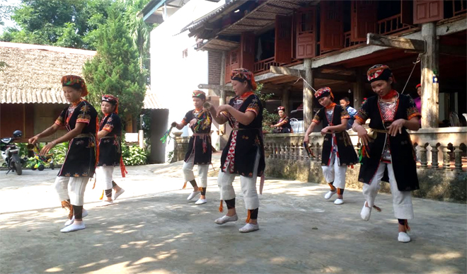 Trang phục của đồng bào Dao quần trắng ở xã Vũ Linh, huyện Yên Bình được người dân sử dụng thường xuyên, nhất là ở các thôn làm du lịch cộng đồng.