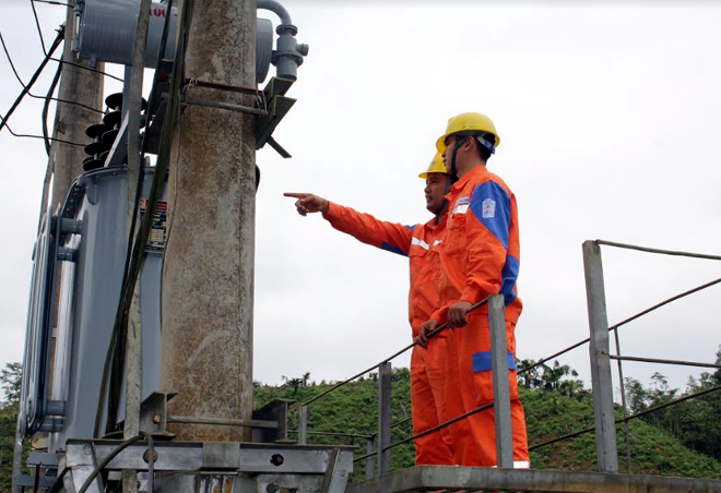 Công nhân Điện lực Lục Yên kiểm tra hệ thống lưới điện.
