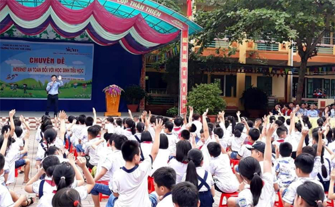 Học sinh Trường Tiểu học Kim Đồng phối hợp tổ chức sinh hoạt chuyên đề KNS Internet an toàn với học sinh tiểu học.