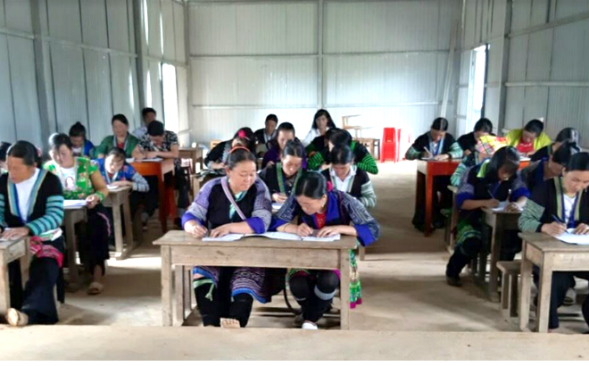 Hè đến các lớp xóa mù chữ ở huyện Mù Cang Chải lại tăng giờ, tăng buổi.