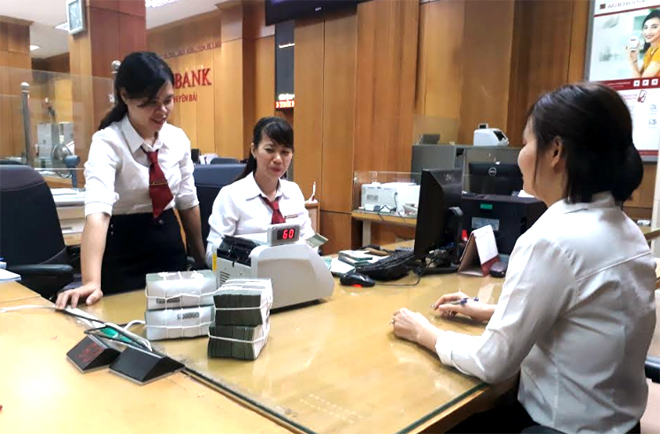 Cán bộ kho quỹ Agribank Yên Bái kiểm soát chặt chẽ lượng tiền.