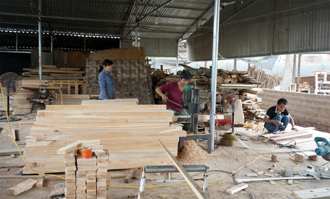 Xưởng sản xuất đồ gỗ của anh Huynh.