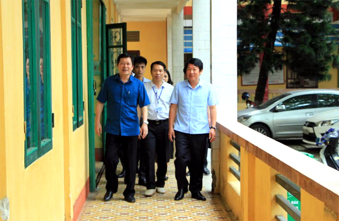 Đồng chí Vương Văn Bằng - Giám đốc Sở GD&ĐT cùng các đồng chí trong Ban Chỉ đạo kỳ thi THPT quốc gia tỉnh Yên Bái năm 2019 kiểm tra công tác chuẩn bị tại điểm thi Trường THPT Trần Nhật Duật, huyện Yên Bình.