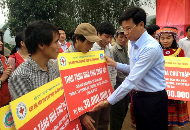 Lãnh đạo huyện Văn Yên trao biển hỗ trợ xây dựng nhà cho người dân xã Phong Dụ Thượng bị thiệt hại do đợt mưa lũ tháng 7/2018.