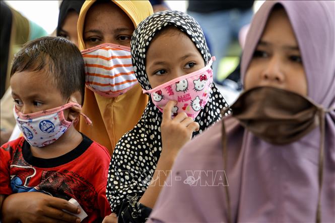 Phụ nữ và trẻ em đeo khẩu trang phòng dịch COVID-19 ở Blang Bintang, tỉnh Aceh, Indonesia ngày 6/5/2020.