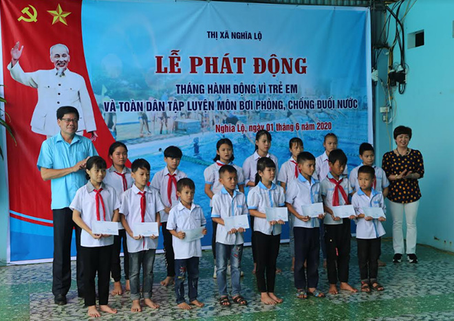 15 trẻ nghèo, có hoàn cảnh khó khăn được Quỹ bảo trợ xã hội thị xã Nghĩa Lộ tặng quà.