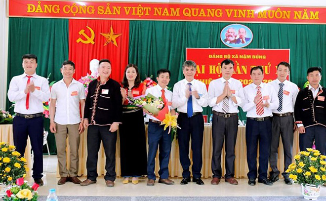 Đồng chí Chu Đình Ngữ - Bí thư Huyện ủy Văn Chấn chúc mừng thành công Đại hội Đảng bộ xã Nậm Búng.