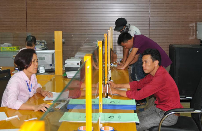 Cán bộ Phòng giao dịch Ngân hàng Chính sách xã hội huyện Lục Yên đẩy mạnh việc học tập và làm theo Bác trong giao tiếp, ứng xử với nhân dân.