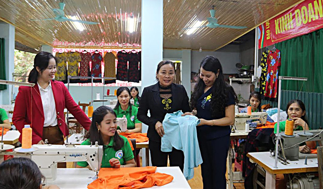Hội Liên hiệp Phụ nữ huyện Lục Yên phối hợp với Trung tâm Hỗ trợ phụ nữ tỉnh tổ chức dạy nghề may, tạo công ăn việc làm cho hội viên.