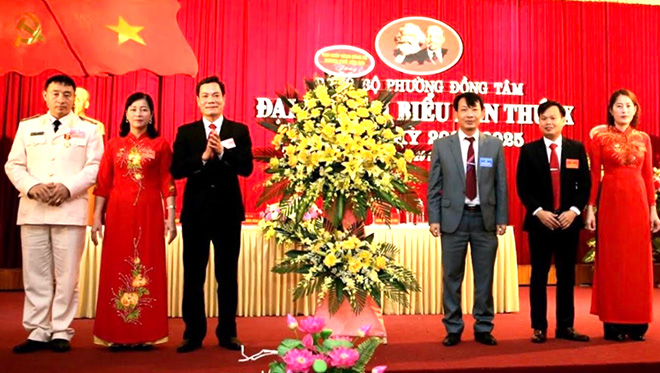 Lãnh đạo Thường trực Thành ủy tặng hoa chúc mừng thành công Đại hội Đảng bộ phường Đồng Tâm.