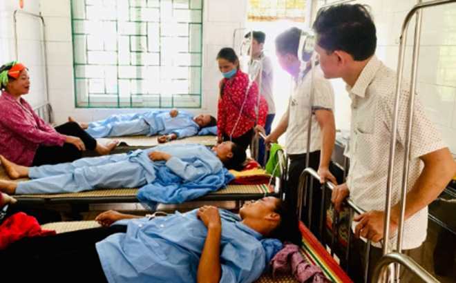 Hội Chữ thập đỏ huyện Vị Xuyên cùng đại diện chính quyền sở tại đến thăm hỏi các nạn nhân tại bệnh viện.