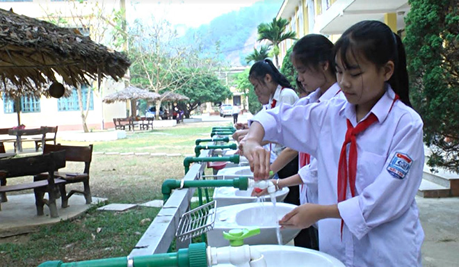 Các em học sinh Trường THCS Sơn Thịnh, huyện Văn Chấn rửa tay 6 bước.