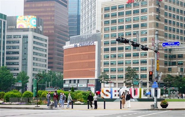 Người dân di chuyển trên đường phố tại Seoul, Hàn Quốc ngày 10/5/2020.