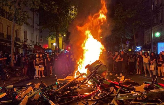 Người biểu tình đối lửa trên đường phố Paris.