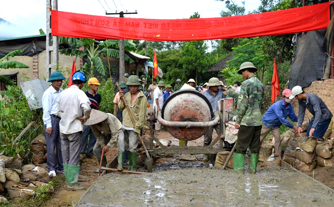 Nhân dân huyện Văn Yên bê tông hóa đường giao thông nông thôn.