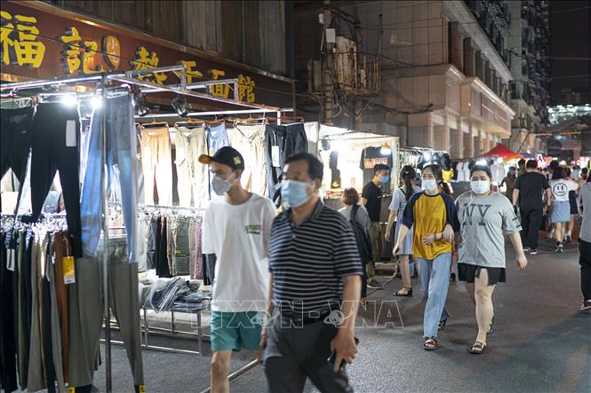 Người dân đeo khẩu trang phòng lây nhiễm COVID-19 tại chợ đêm ở Vũ Hán, tỉnh Hồ Bắc, Trung Quốc ngày 1/6/2020.