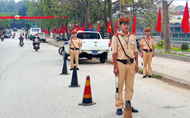 Cảnh sát giao thông Công an Văn Yên luyện tập phương án đảm bảo giao thông thông suốt trước, trong và sau Đại hội Đảng bộ huyện.