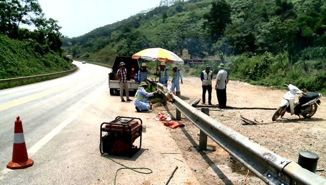 Tổ công tác liên ngành huyện Văn Yên phối hợp với Công ty Vận hành và Bảo trì đường cao tốc Việt Nam đóng các điểm phá dỡ tôn lượn sóng và hàng rào B40 trên cao tốc Nội Bài - Lào Cai.
