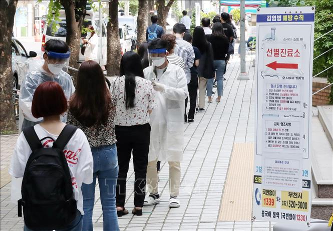 Người dân xếp hàng chờ xét nghiệm COVID-19 tại Bucheon, phía tây thủ đô Seoul, Hàn Quốc ngày 28/5/2020.