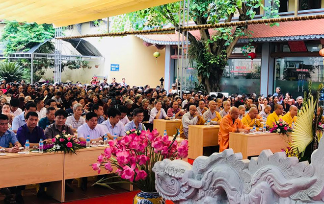 Các đại biểu và đông đảo các tăng ni, phật tử tham gia Đại lễ Phật đản tại chùa Tùng Lâm