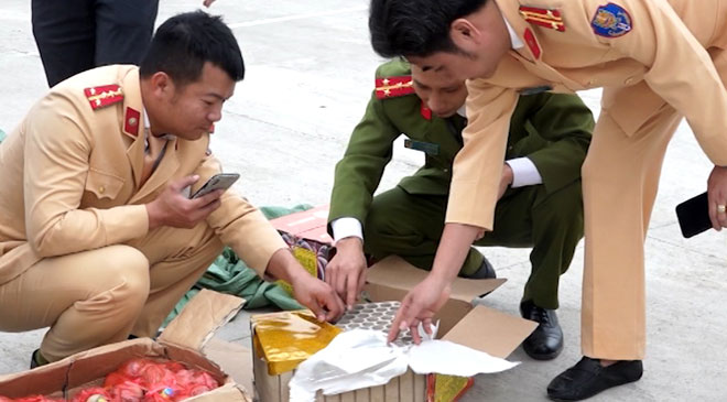 Đội Cảnh sát điều tra tội phạm về kinh tế và ma túy, Công an huyện Văn Yên phối hợp với Cục Cảnh sát giao thông, Bộ Công an phát hiện 1.057,4 kg pháo nổ trên tuyến cao tốc Nội Bài - Lào Cai vào ngày 11/1/2020.