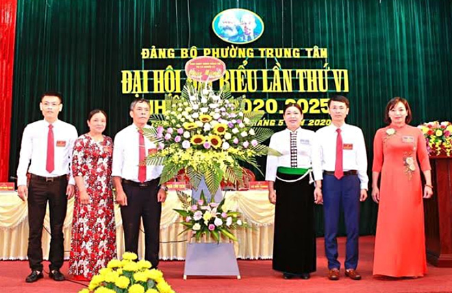 Đồng chí Hoàng Thị Vĩnh - Bí thư Thị ủy Nghĩa Lộ tặng hoa chúc mừng Đại hội Đảng bộ phường Trung Tâm, lần thứ VI, nhiệm kỳ 2020 - 2025.