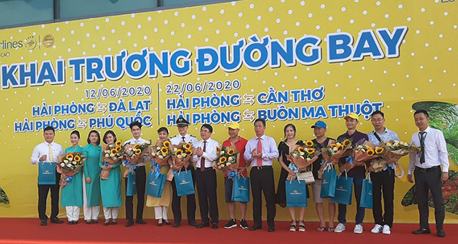 Tặng hoa cho những hành khách đầu tiên và tổ bay trên chuyến bay Hải Phòng-Phú Quốc của Vietnam Airlines.