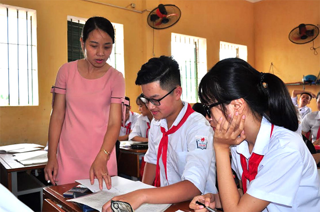 Cô và trò Trường THCS thị trấn Yên Bình tăng tốc ôn luyện cho học sinh lớp 9.