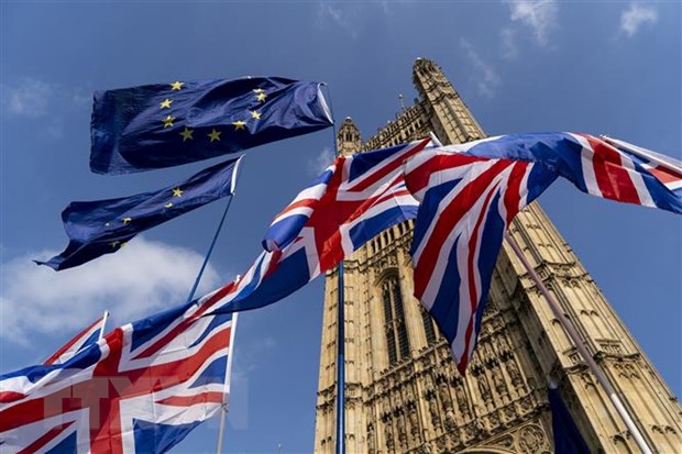 Cờ Anh (phía dưới) và cờ EU (phía trên) tại London, Anh ngày 28/3/2019.