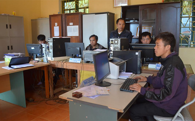 Công chức xã Kim Nọi, huyện Mù Cang Chải sử dụng thành thạo máy vi tính phục vụ công việc.